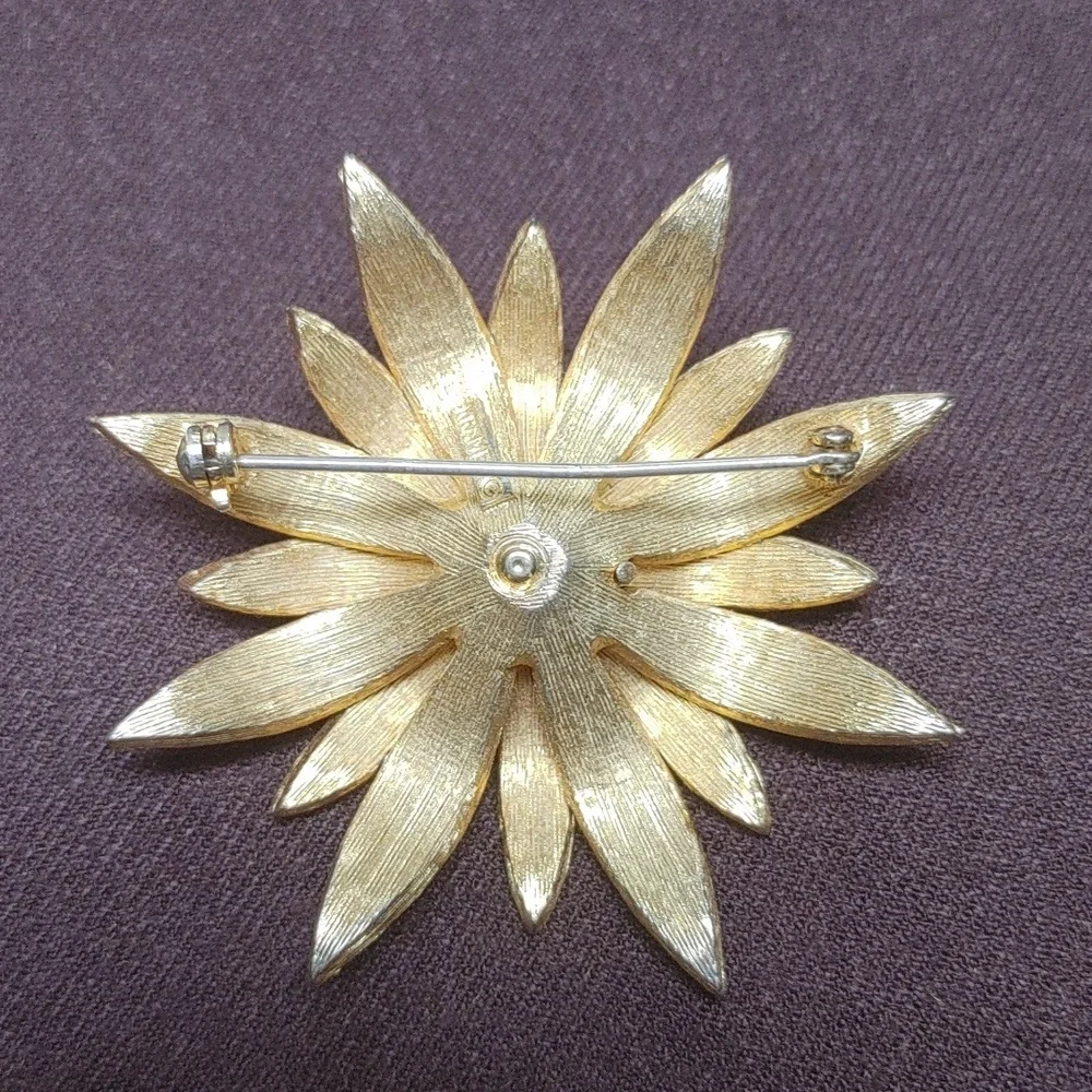 Kramer VTG Elegant Gold Flower Brooch